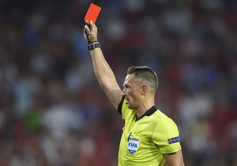 Quyết định về việc huấn luyện viên bị thẻ đỏ có thể được xem xét sau trận đấu