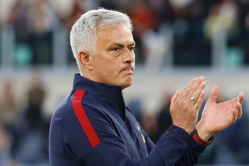 José Mourinho, huấn luyện viên Bồ Đào Nha có mức lương hàng năm dao động từ khoảng 15-20 triệu Euro