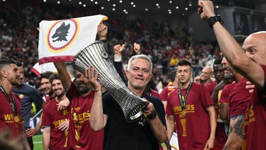 HLV Mourinho giành cúp vô địch cùng AS Roma