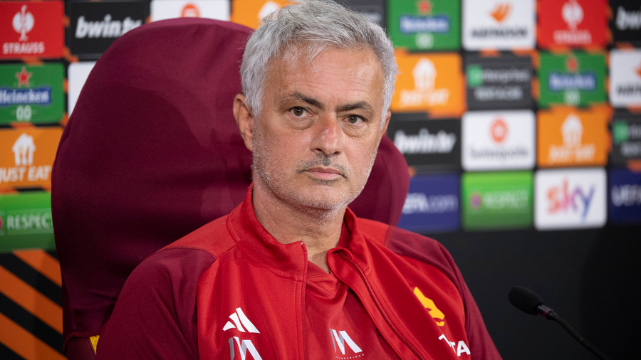 Huấn luyện viên nhiều danh hiệu nhất thế giới Jose Mourinho đã xuất sắc có được 26 danh hiệu